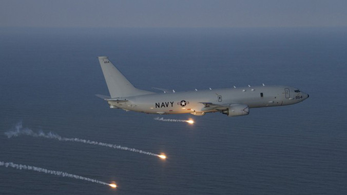 P-8A Poseidon được trang bị hệ thống cảm biến giám sát tàu chiến mặt nước và săn tàu ngầm tiên tiến cùng vũ khí đủ mạnh để hạ nhiều chiến hạm.