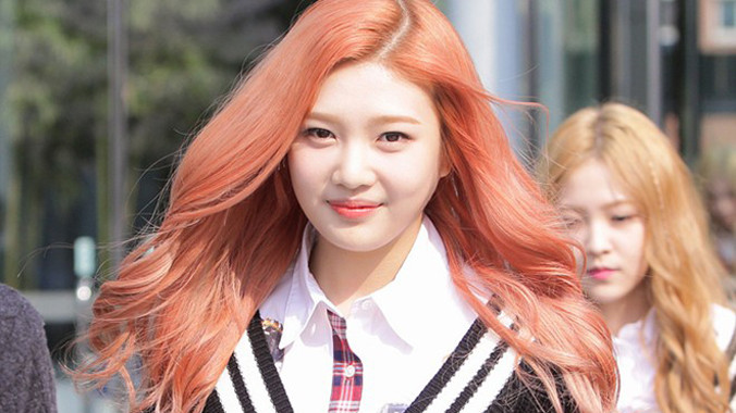 Joy (Red Velvet) điệu đà trong bộ đồng phục.