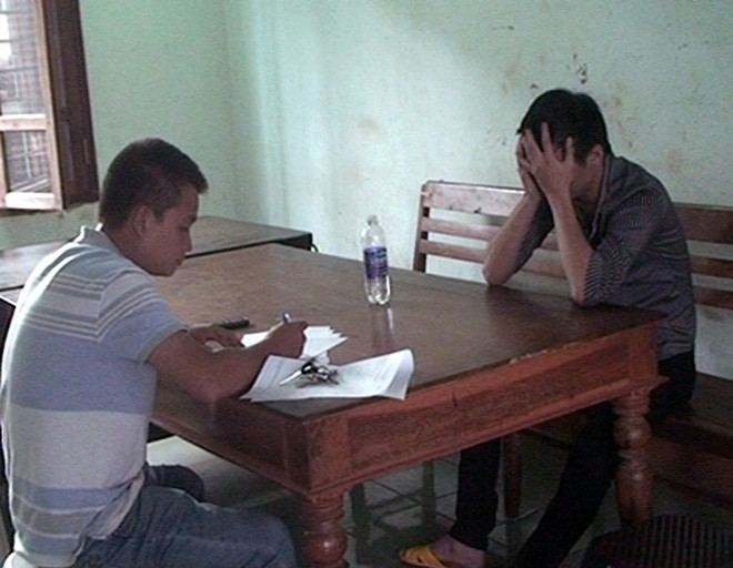 Công an đưa T về trụ sở 