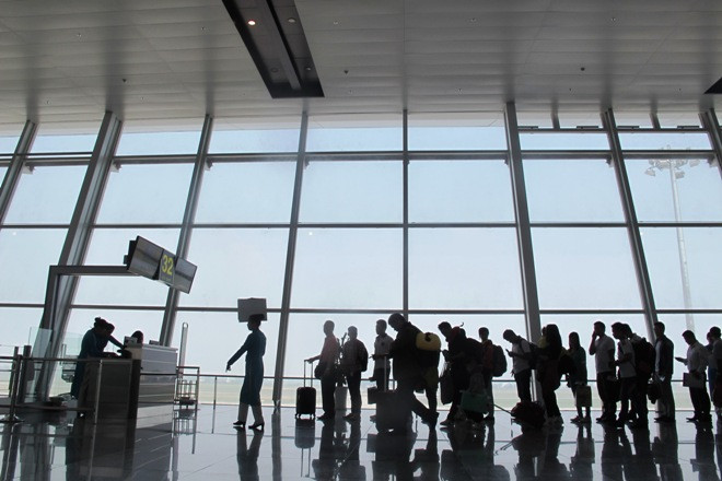 Làm thủ tục bay tại Sân bay Nội Bài. Tác giả: Sỹ Lực