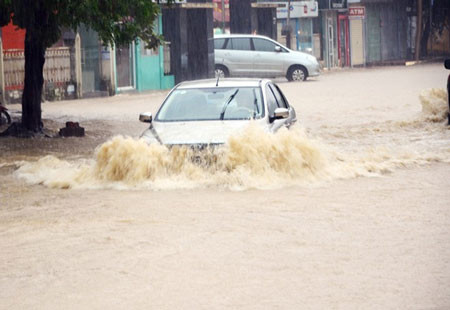 Mưa lớn đã làm nhiều tuyến phố tại Hạ Long bị ngập úng. (Ảnh: Zing)