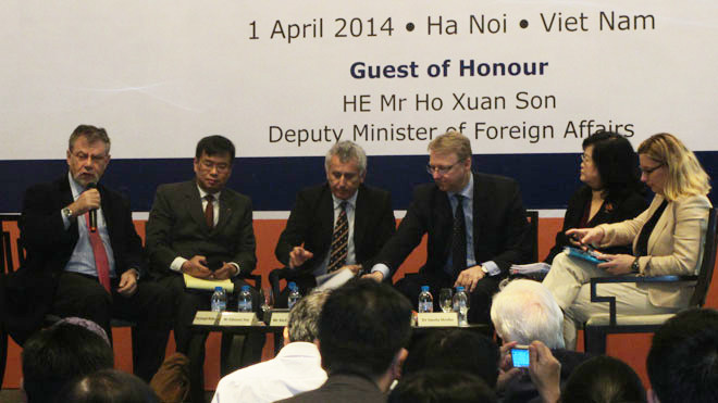 Các học giả trao đổi tại hội thảo (GS Joseph Weiler ở bìa trái). Ảnh: Trúc Quỳnh