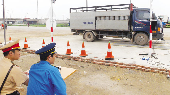 Liên ngành CSGT-GTVT kiểm tra xe quá tải tại cầu Vạn Điểm (cao tốc Pháp Vân - Cầu Giẽ). Ảnh: Trọng Đảng