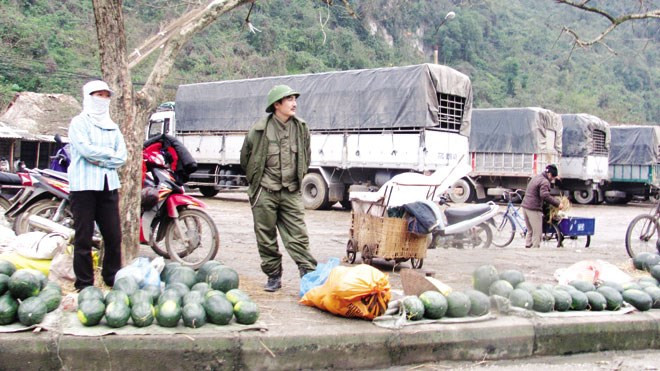 Dưa hấu bày bán ở cửa khẩu Tân Thanh (Lạng Sơn). Ảnh: VTC News