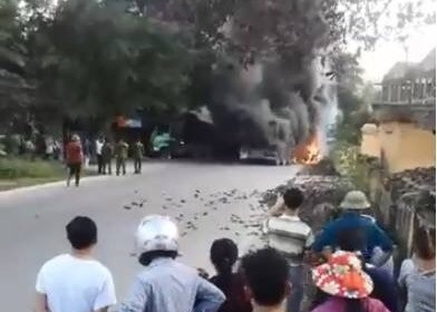 Bốn ô tô bốc cháy ngùn ngụt, một người nhập viện