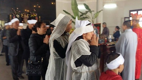 Những giọt nước mắt tiễn biệt nghẹn ngào, hai ông cháu tử vong trong vụ xe Camry đâm chết 3 người ở Long Biên.