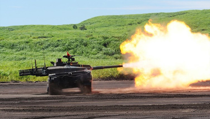 Xe tăng Type 10 hiện là mẫu tăng chủ lực hiện đại nhất của Lực lượng phòng vệ Nhật Bản (JSDF) hiện nay. Ảnh: Type 10 khai hỏa pháo 120mm trong một cuộc trận trên bộ.