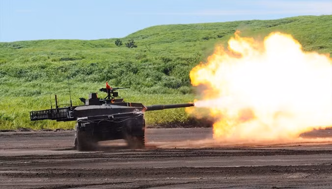 Xe tăng Type 10 hiện là mẫu tăng chủ lực hiện đại nhất của Lực lượng phòng vệ Nhật Bản (JSDF) hiện nay. Ảnh: Type 10 khai hỏa pháo 120mm trong một cuộc trận trên bộ.