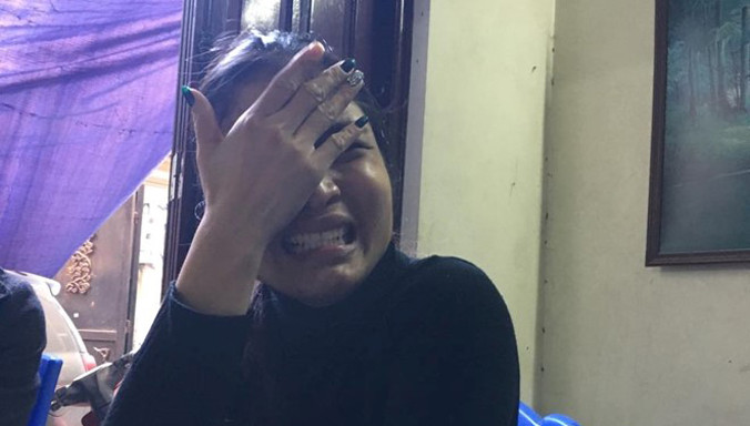 Chị Thi không đủ can đảm gặp con gái, bố chồng sau khi bác sĩ thông báo người thân chị bị thương quá nặng, tử vong. Ảnh: H.N.