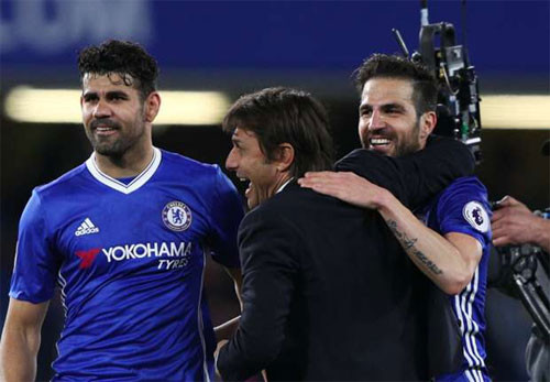 Conte sắp có chức vô địch ở ngay mùa đầu tiên làm việc cho Chelsea. Ảnh: Reuters.