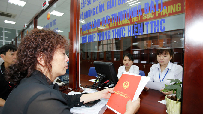 Dân đến nhận sổ đỏ tại quận Bắc Từ Liêm. Ảnh: Như Ý