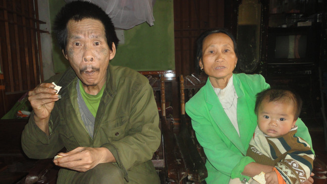 Vợ chồng anh Nguyễn Hữu Thu và cháu. Ảnh: K.N