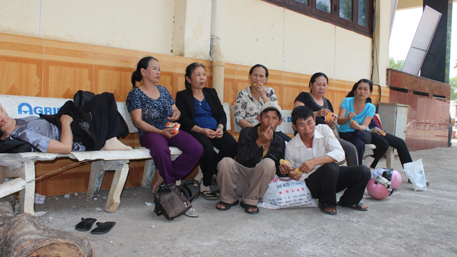 Vạ vật ăn ngủ chờ dự toà