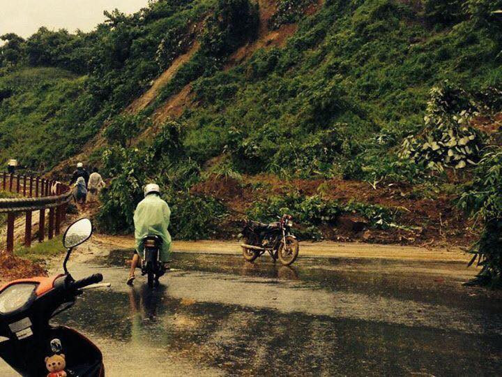 Do mưa lớn kéo dài, đất từ đỉnh đồi sạt xuống khiến tuyến đường bị tê liệt. 