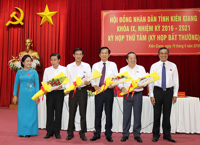 Ông Mai Văn Huỳnh, thứ 2, bên phải