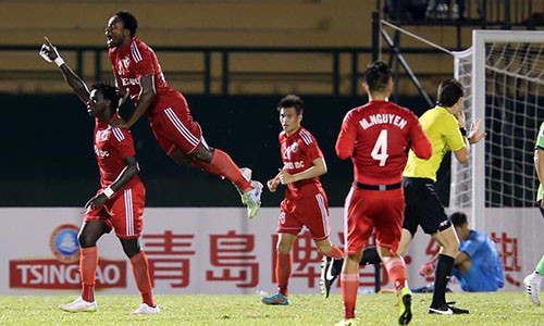 Các cầu thủ B.Bình Dương ăn mừng bàn gỡ hòa ở phút bù giờ. Ảnh: Người lao động.