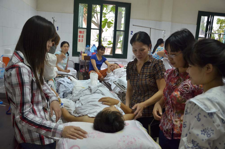 Em Chu Văn Long đang được điều trị tại bệnh viện Việt Đức. Ảnh: Thanh Hà.