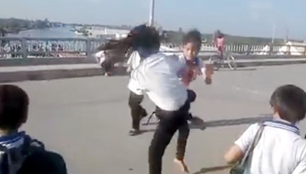 Hai nữ sinh đánh nhau trên cầu có 'hoàn cảnh éo le'
