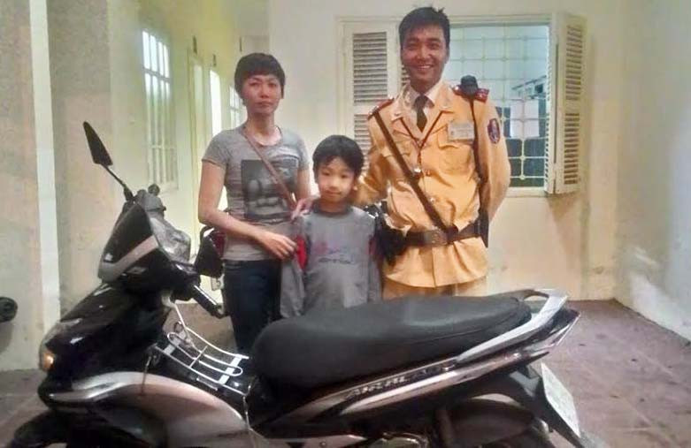 Thượng úy Đặng Đình Hoàng và gia đình chị Chi. Ảnh: CTV.