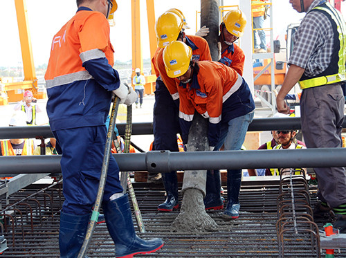 Bơm bêtông đúc đốt dầm đầu tiên trong tổng số hơn 4.500 đốt dầm của tuyến metro số 1. Ảnh: Hữu Công.