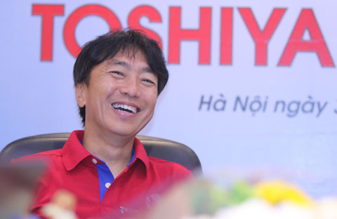 HLV Miura cảm thấy thoải mái khi làm việc tại Việt Nam. Ảnh: Bóng đá +