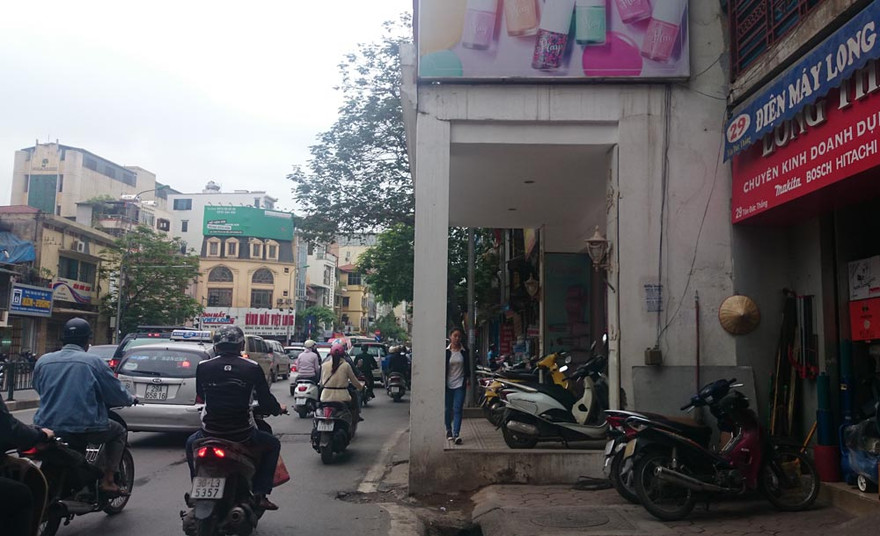 Ngôi nhà xây dựng chiếm phần vỉa hè.