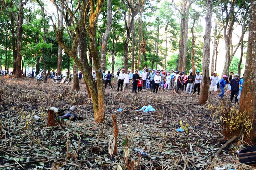 Người dân hiếu kỳ tới xem xác người đàn ông chết cháy.