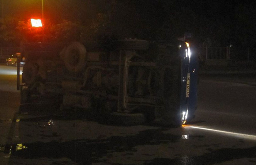 Sau khi va chạm với taxi, chiếc xe tải lật ra đường.