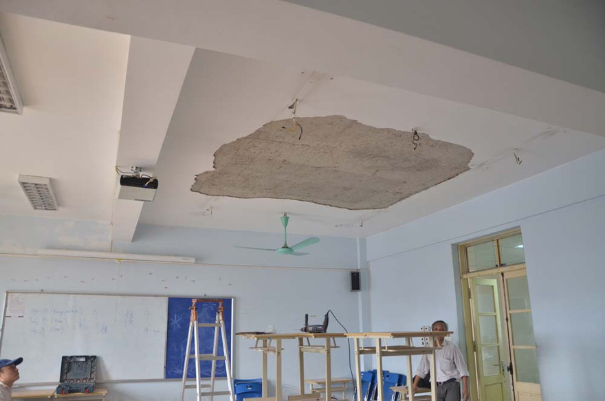Vữa trên trần nhà bị lở đang được sửa chữa. Ảnh: Thanh Hà.