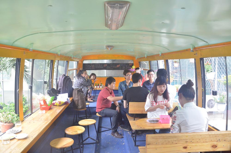 Trên xe là một không gian gần gũi và ấm cúng với những vật dụng giản dị, tạo cho thực khách cảm giác như đang trong một hành trình trên đường phố.