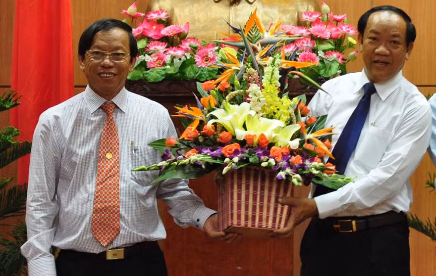 Ông Lê Phước Thanh, Bí thư tỉnh ủy Quảng Nam tặng hoa chúc mừng ông Đinh Văn Thu tại hội nghị.