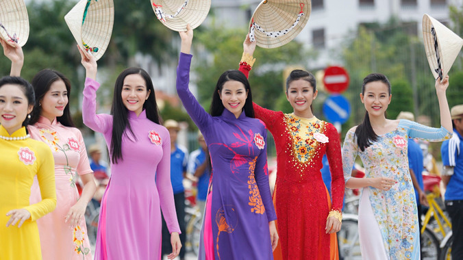 Các thí sinh rạng rỡ trên đường phố Bạc Liêu. Ảnh: Hồng Vĩnh.