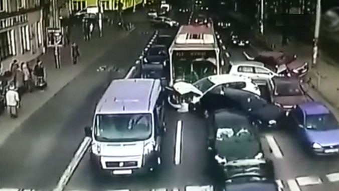 Xe buýt 'điên' đâm hàng loạt ô tô đang dừng đèn đỏ