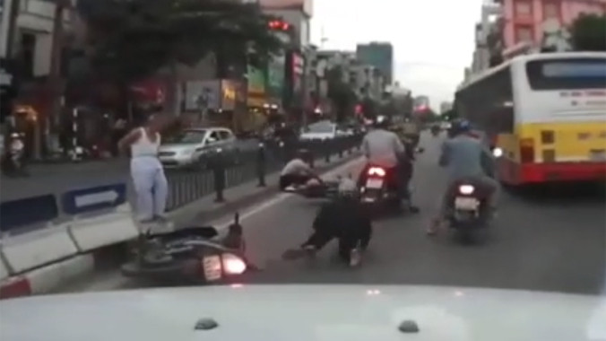 Cụ ông trèo rào sang đường làm xe máy ngã dúi dụi