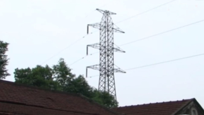 Ghê người vật dụng trong nhà nhiễm điện từ đường cao thế