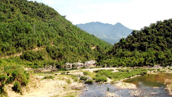 Thượng nguồn sông Cu Đê mới đầu mùa khô đã cạn nước. Ảnh: N.C