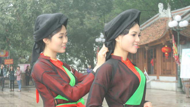 Người đẹp làm dáng trong chùa Bút Tháp. ảnh: Nguyễn trường