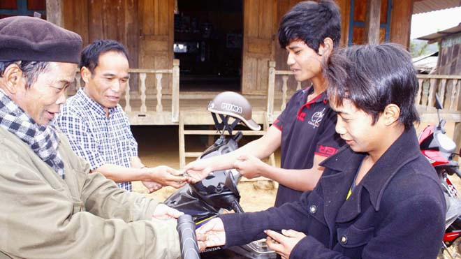 Thanh niên A Rần giao nộp chìa khóa xe cho trưởng thôn vào dịp lễ, Tết. Ảnh: Nguyễn Thành