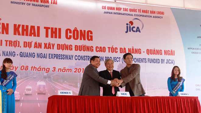 Các nhà thầu ký cam kết thi công đúng tiến độ. Ảnh: H.VĂN