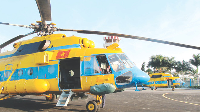 Trực thăng của Không quân VN đậu tại sân bay Cà Mau chuẩn bị xuất phát sáng nay. Ảnh: trường điền