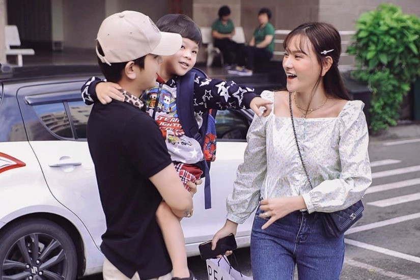 Showbiz 5/9: Sau ồn ào cấu con vợ, chồng trẻ và Thu Thủy đưa Henry đi khai giảng