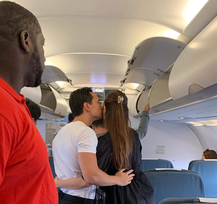 Showbiz 24/9: Kim Lý ôm hôn Hồ Ngọc Hà công khai trên máy bay