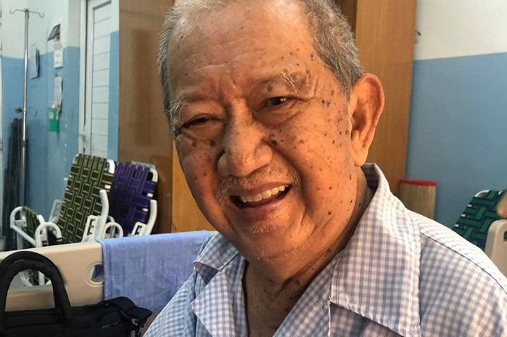 Nghệ sĩ Mạc Can giữ tinh thần lạc quan, vui vẻ dù đang nằm trên giường bệnh.