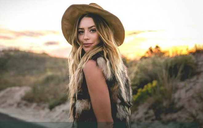 Nữ ca sĩ Kylie Rae Harris 