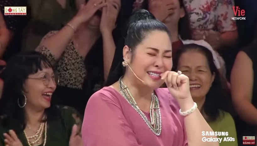 NSND Hồng Vân ngại ngùng khi bị nghệ sĩ Minh Nhí tố "chơi xấu" trên sóng truyền hình. 