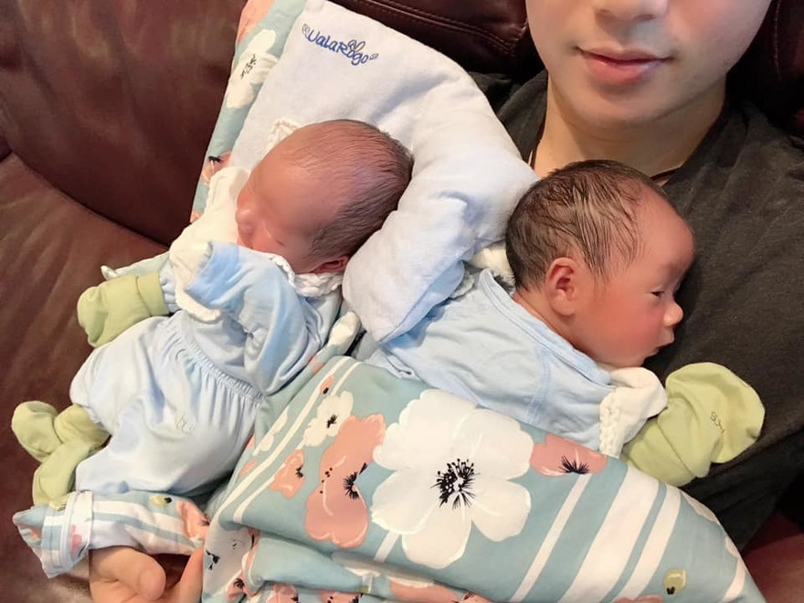 Trương Nam Thành lần đầu lộ ảnh hai con sinh đôi với vợ đại gia hơn 15 tuổi