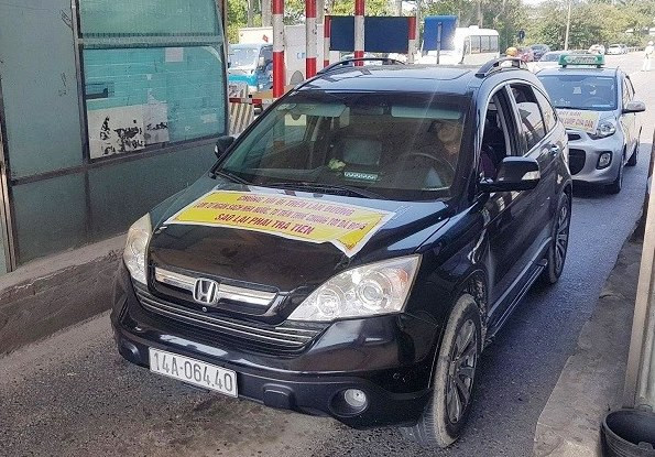 Tài xế dán băng rôn phản đối trạm BOT Bắc Thăng Long – Nội Bài đặt nhầm chỗ sáng 18/12