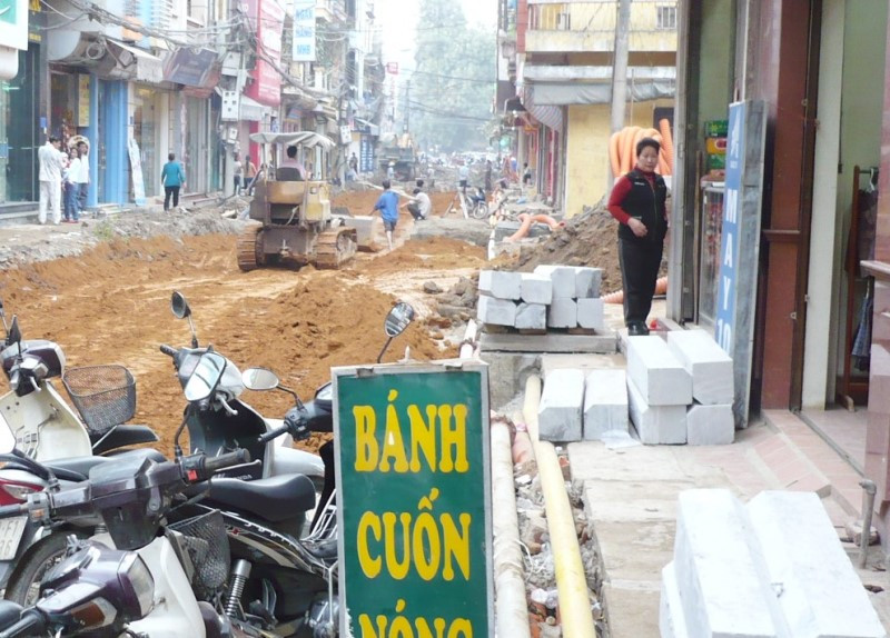 Hơn 125 tỷ đồng được chi để xén vỉa hè, dải phân cách mở rộng đường. 