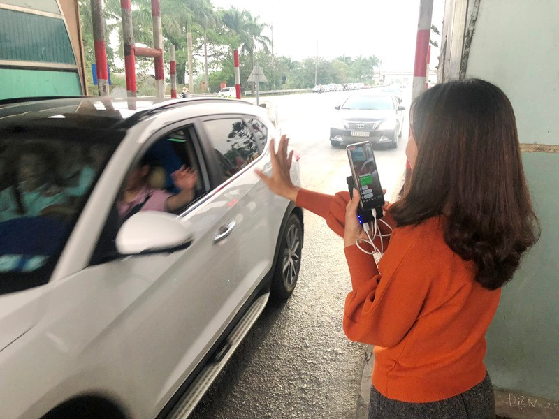 Cả tài xế đứng "thông trạm" và tài xế ngồi xe qua trạm đều ra hiệu ủng hộ nhau. Ảnh: A Trọng