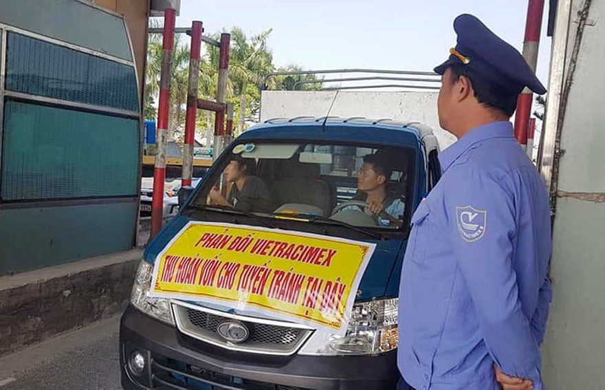 Mặc dù lực lượng chức năng và nhân viên thu phí đông nhưng trạm BOT Bắc Thăng Long vẫn phải xả trước việc phản đối của người dân.